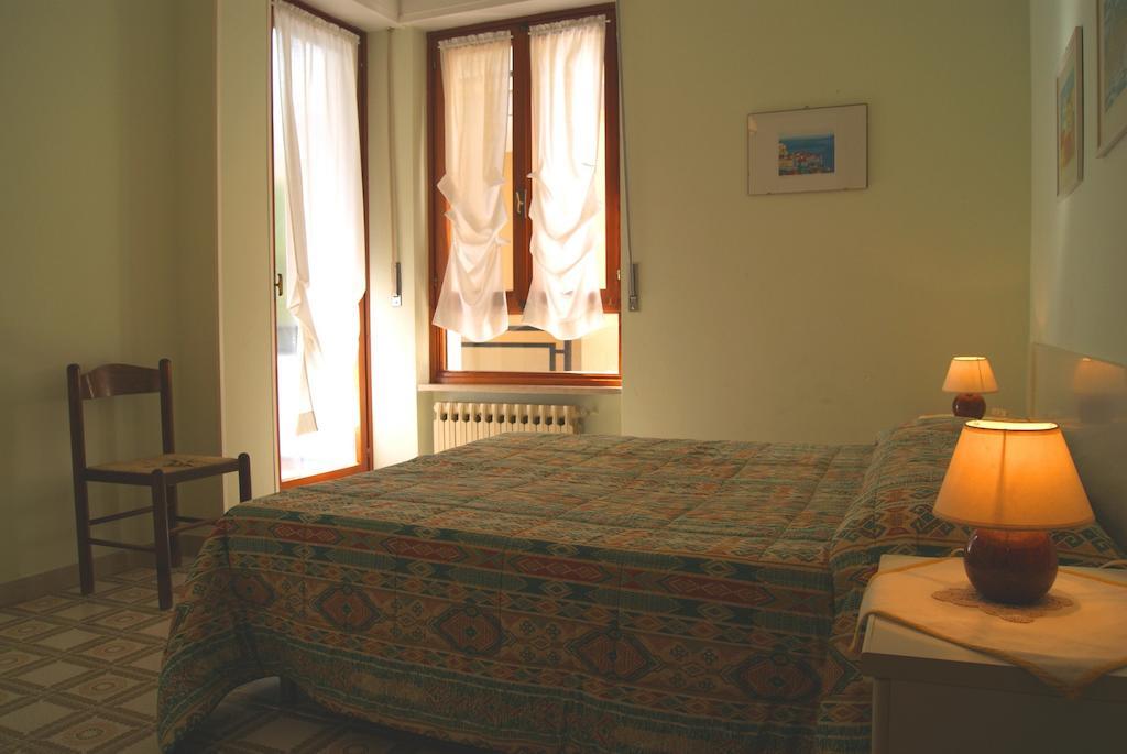 La Terrazza Tra Pini E Mare Daire San Bartolomeo Al Mare Oda fotoğraf
